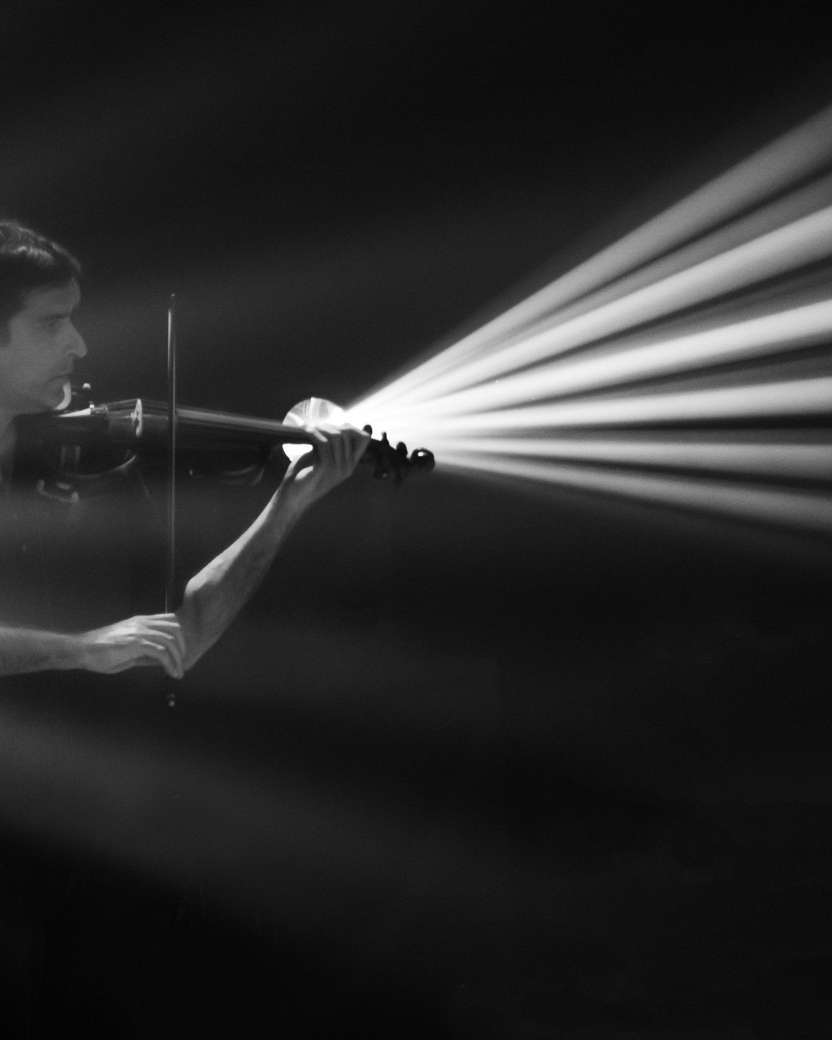 Pablo Jivotovschii tocando el violín en una escena de luces